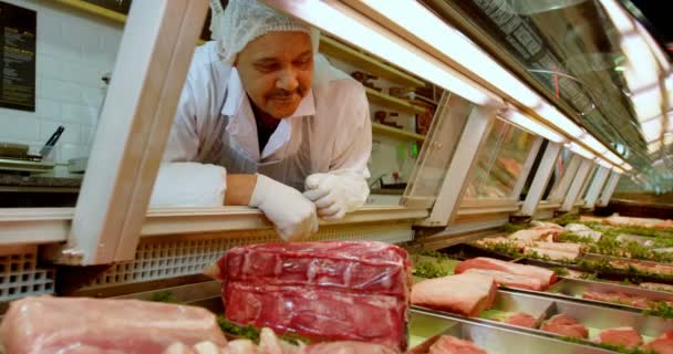 Мясник Организует Мясо Холодильнике Магазине — стоковое видео