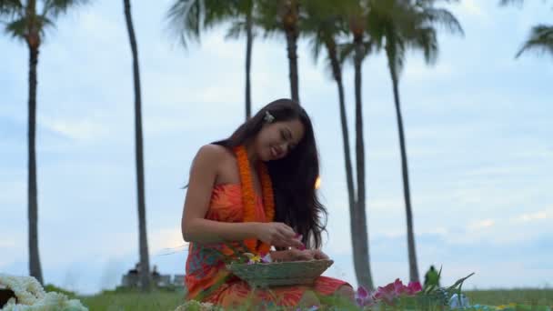 Piękna Młoda Kobieta Układanie Kwiatów Dywanik Ogrodzie — Wideo stockowe