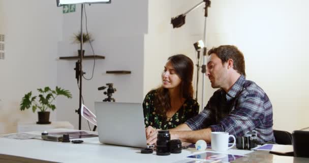 Fotógrafos Discutindo Sobre Laptop Mesa Estúdio Fotografia — Vídeo de Stock