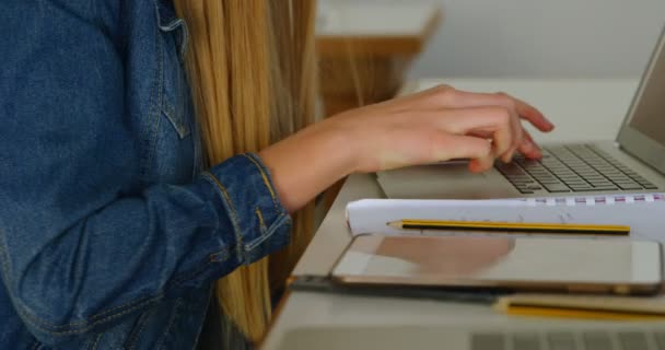 细心的孩子使用笔记本电脑在训练学院4K — 图库视频影像