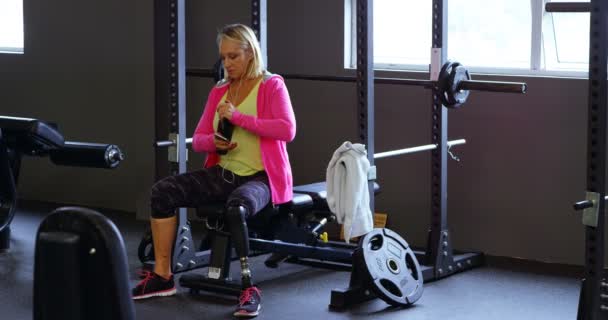 Senior Vrouw Drinkwater Sporten Fitness Studio — Stockvideo