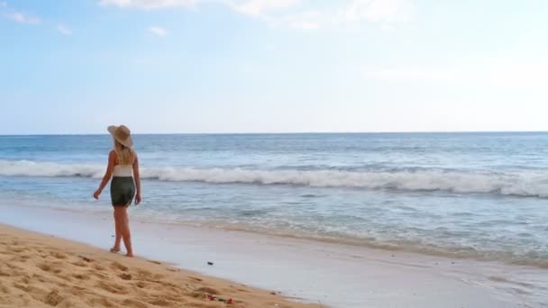 Vista Trasera Mujer Caminando Playa — Vídeos de Stock