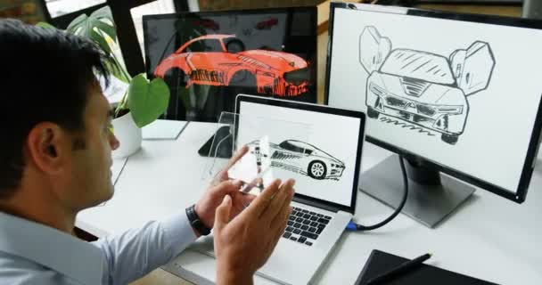 Σχεδιαστής Αυτοκινήτων Χρησιμοποιώντας Ψηφιακή Δισκίο Γυαλί Στο Γραφείο Γραφείο — Αρχείο Βίντεο