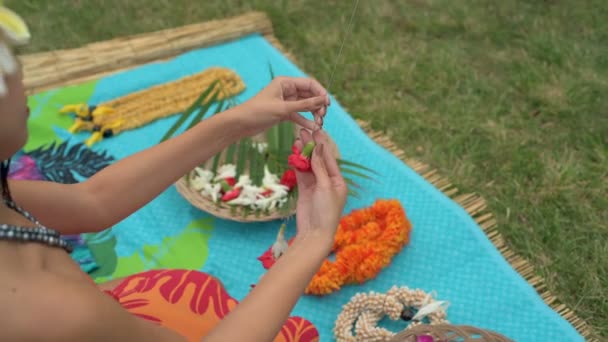 Mujer Joven Preparando Guirnalda Jardín — Vídeos de Stock