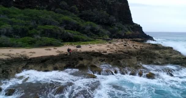 Casal Despreocupado Observando Mar Costa — Vídeo de Stock