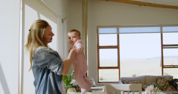 Mor Leker Med Babyen Hjemme – stockvideo