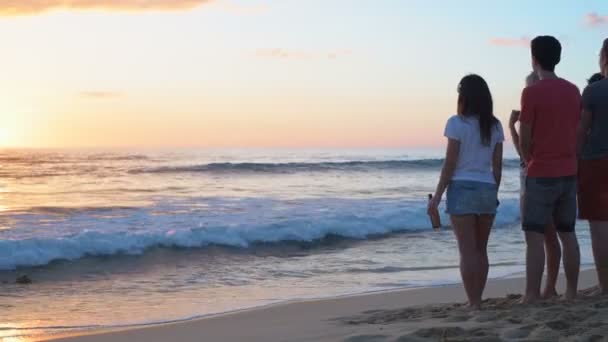 Groep Vrienden Permanent Het Strand Tijdens Zonsondergang — Stockvideo