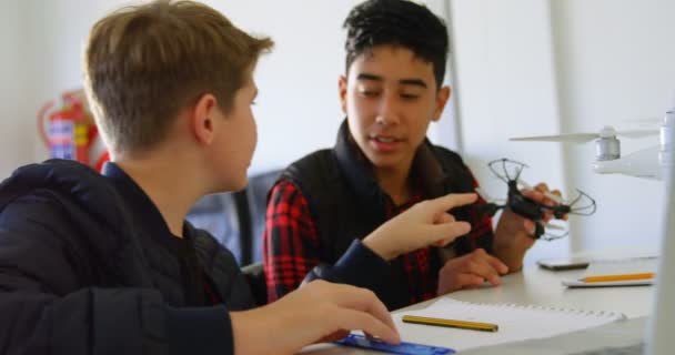 Kinder Diskutieren Über Drohnenmodell Ausbildungsinstitut — Stockvideo