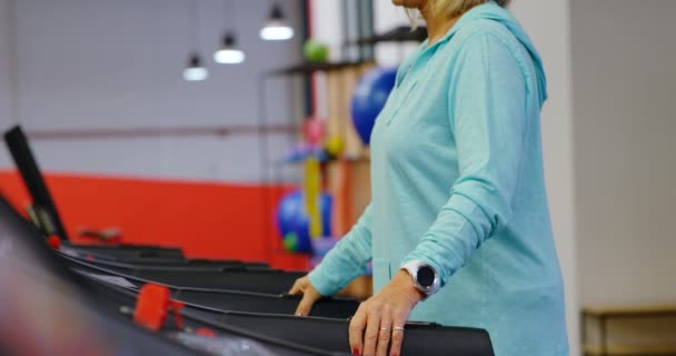 Úsměvem Starší Žena Cvičení Běžeckém Pásu Fitness Studio — Stock video