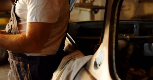 Orta Bölüm Garajda Cep Telefonuyla Erkek Mekanik — Stok video