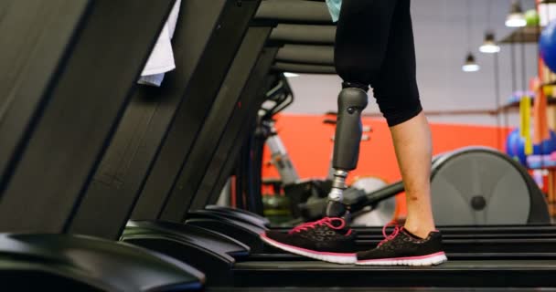 Bassa Sezione Donna Anziana Che Esercita Sul Tapis Roulant Palestra — Video Stock