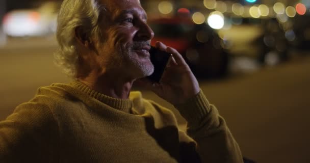 Ενεργό Ανώτερος Άνθρωπος Μιλώντας Στο Κινητό Της Πόλης — Αρχείο Βίντεο