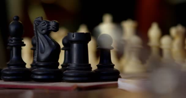 Nahaufnahme Von Schachspiel Und Schachfiguren Auf Dem Tisch — Stockvideo