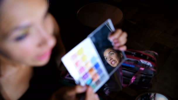 女性视频博客应用 Eyeshadows 在家里的镜子前在家4K — 图库视频影像