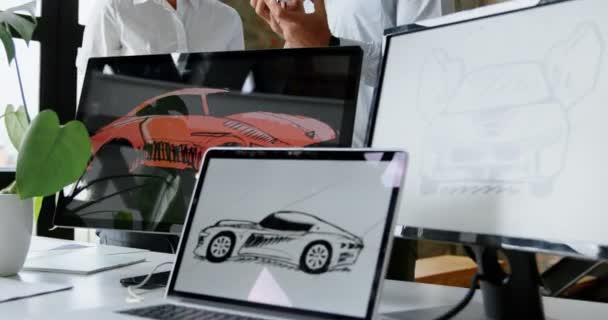 Autodesigner Diskutieren Über Modellauto Büro — Stockvideo