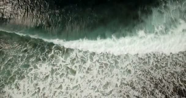 Aérea Hermosa Vista Las Olas Del Mar Rodando Playa — Vídeo de stock