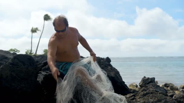 Senior Visser Visnet Houden Het Strand — Stockvideo