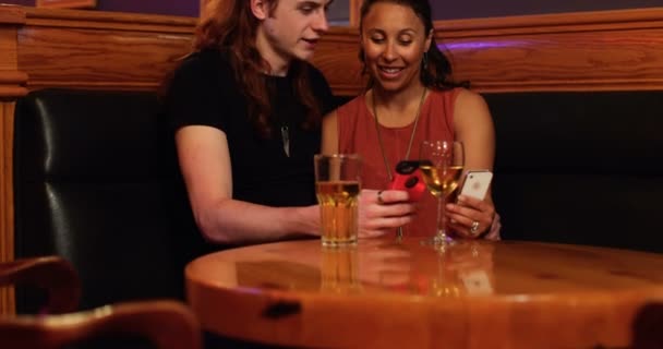Молодая Пара Использующая Мобильный Телефон Ночном Клубе — стоковое видео