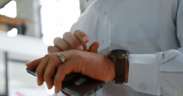 Κοντινό Πλάνο Του Εκτελεστικού Χρησιμοποιώντας Smartwatch Στο Γραφείο — Αρχείο Βίντεο