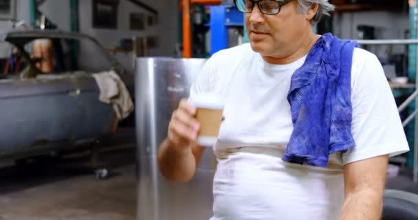 Mecánico Masculino Que Tiene Café Garaje — Vídeo de stock