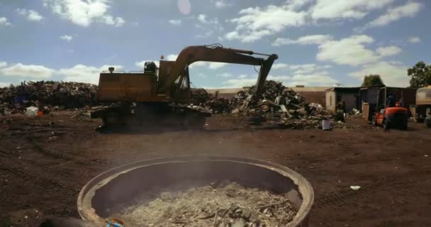起重机起重废料在废品场在晴朗的天4K — 图库视频影像
