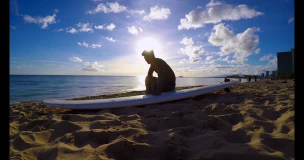 Silhouette Surfista Con Tavola Surf Seduta Sulla Spiaggia — Video Stock