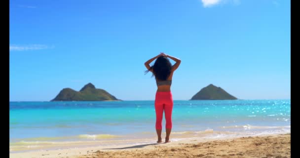 Mulher Exercitando Praia Dia Ensolarado — Vídeo de Stock