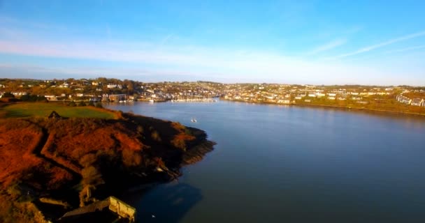 阳光明媚的一天 风景和河流的鸟瞰图4K — 图库视频影像