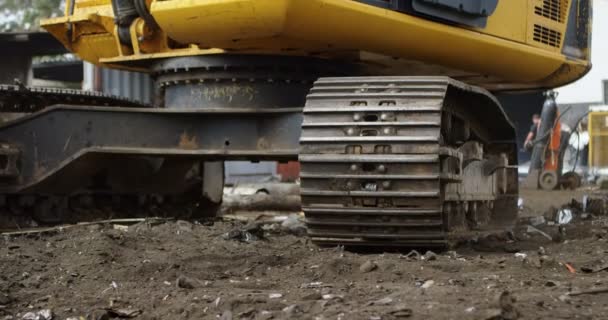 Moderna Máquina Excavadora Que Opera Depósito Chatarra — Vídeo de stock