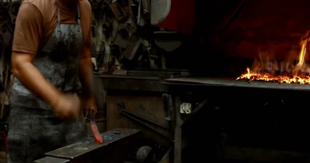 铁匠在车间里锤击一个热金属棒4K — 图库视频影像