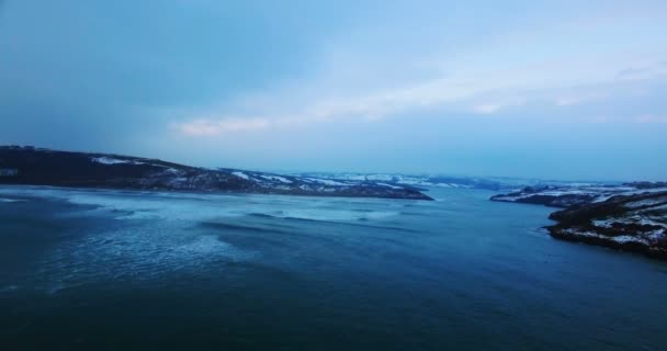 Flygfoto Över Snöiga Landskapet Och Havet Skymningen — Stockvideo