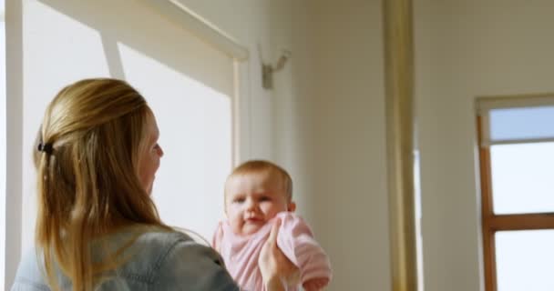 Mutter Spielt Mit Ihrem Baby Hause — Stockvideo