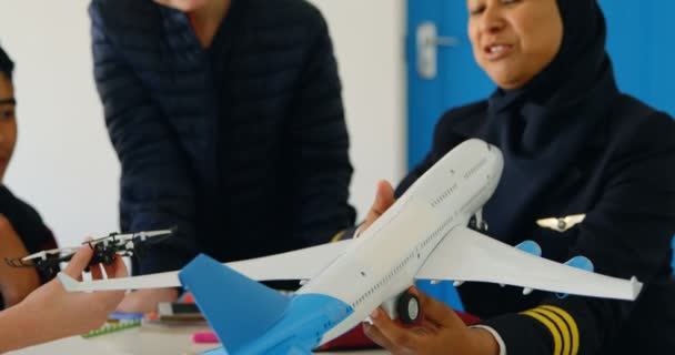 Piloto Feminino Sobre Drone Modelo Para Crianças Instituto Treinamento — Vídeo de Stock