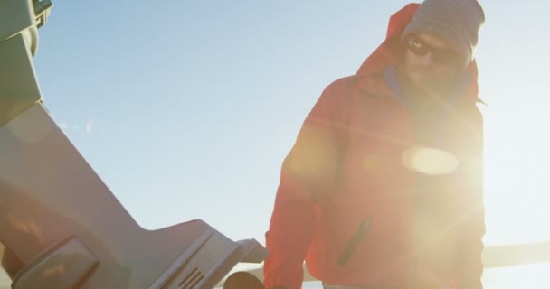 Mann Überprüft Motorboot Flussnähe Einem Sonnigen Tag — Stockvideo