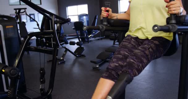 Καθορίζεται Ανώτερων Γυναίκα Κάνει Κοιλιακούς Άσκηση Στο Γυμναστήριο Studio — Αρχείο Βίντεο