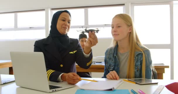 Piloto Femenino Sobre Modelo Drone Niño Instituto Entrenamiento — Vídeo de stock