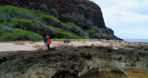 Romantische Paar Zoenen Zee Kust — Stockvideo