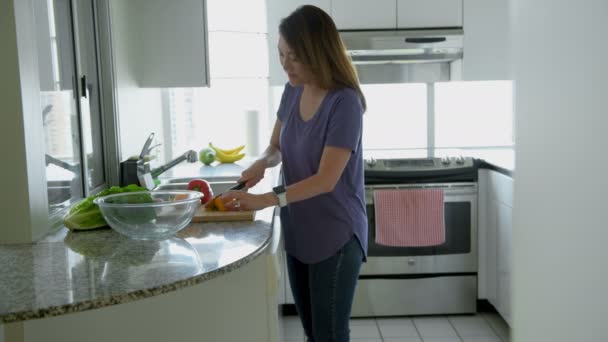 Mujer Picando Verduras Cocina Casa — Vídeo de stock