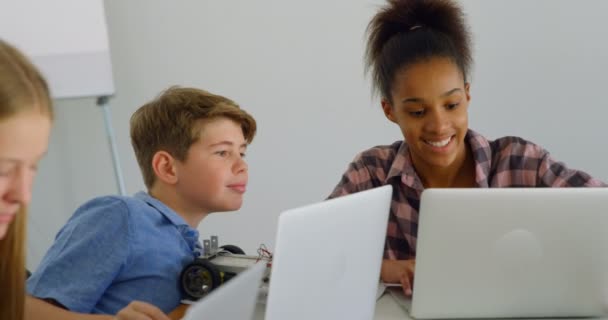 Crianças Felizes Usando Laptop Instituto Treinamento — Vídeo de Stock