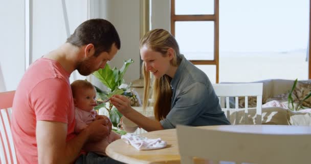 Padres Alimentando Bebé Casa — Vídeos de Stock