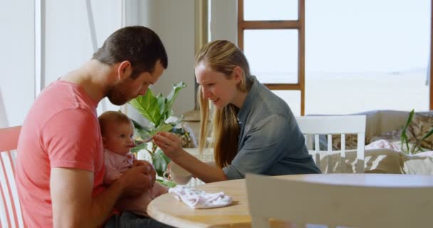 Genitori Che Nutrono Loro Bambino Casa — Video Stock