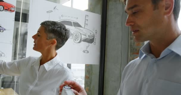 Автодизайнеры Обсуждают Дизайн Автомобилей Офисе — стоковое видео