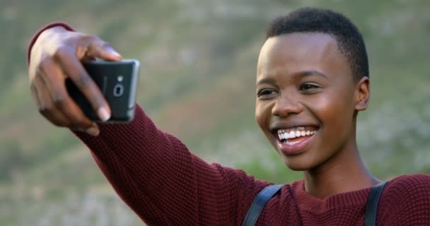 Gelukkige Vrouw Die Selfie Met Mobiele Telefoon Platteland — Stockvideo