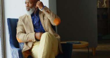 4 k Office 4 k kulaklıklar müzik dinlemek rahat üst düzey iş adamı