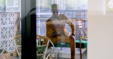 Erkek executive office kafeterya 4 k cep telefonu konuşurken