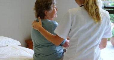 Doktor yatakta ev 4 k kadın kucaklama kıdemli