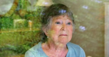 Düşünceli üst düzey kadın evde pencereden 4 k arıyor