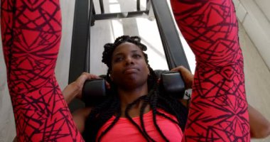 Kadının kürek makine 4 k fitness salonunda egzersiz yapması