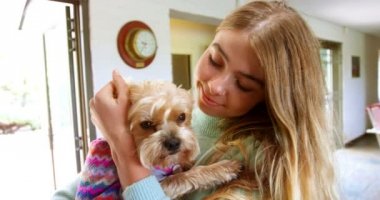 Onu köpek ev 4 k tutan güzel kadın
