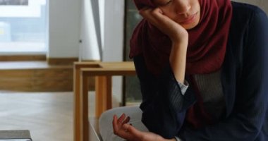 Düşünceli executive office 4 k oturan yakın çekim